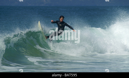 Surfen am Strand Estaleiro Stockfoto