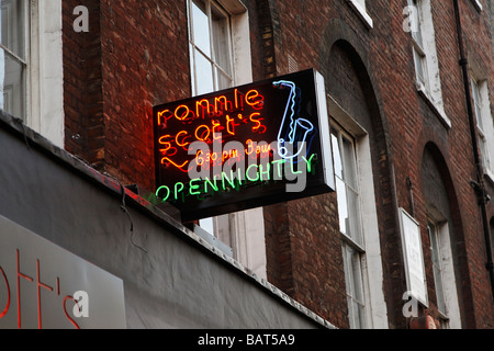 Neon unterzeichnen Ronnie Scotts jazz-Club, Soho, London, England Stockfoto