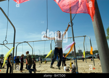 Nutzen Sie das warme Wetter und nehmen Swing A Ring Day im Riverside Park in New York Stockfoto