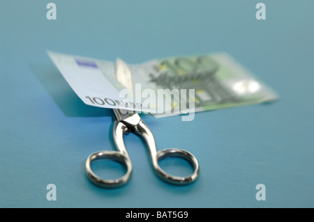 Euro-Banknote mit einer Schere schneiden Stockfoto