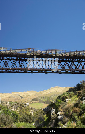 Radfahrer auf Five Mile Creek Bridge Otago Central Rail Trail in der Nähe von Hyde Central Otago Neuseeland Südinsel Stockfoto