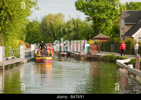 Narrowboats verhandeln Osney Sperre auf der Themse in Oxford Uk Stockfoto