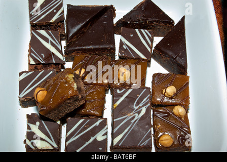 Sortiment nach Hause gebacken Gourmet iced Schokoladenfondant Bars in eine weiße Porzellanschale Stockfoto