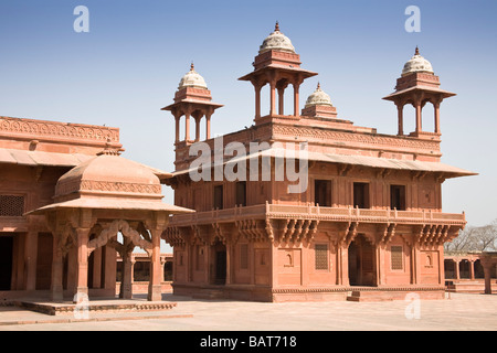 Diwan-i-Khas und das Finanzministerium auch bekannt als Ankh Michauli links, Fatehpur Sikri, in der Nähe von Agra, Uttar Pradesh, Indien Stockfoto