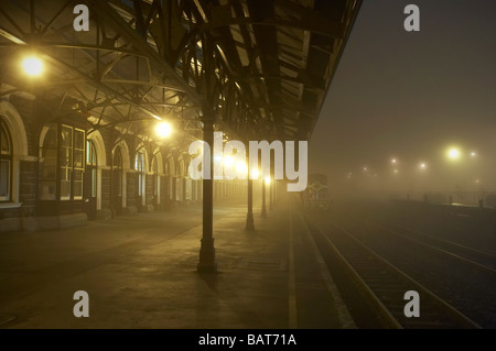 Misty Winter Nacht und historische Railway Station Dunedin Otago South Island Neuseeland Stockfoto