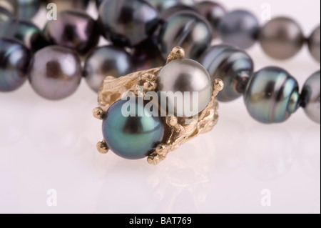 Perle ring, Wams - Silber/weiße Perle, schwarze Perle, in gold Einstellung mit schwarze Perlenkette Stockfoto