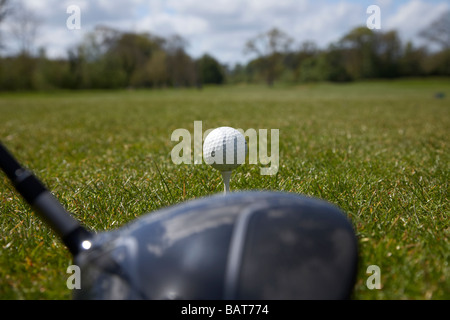 Golfball sitzen am Abschlag mit Fahrer-Club hinter zum Jahresbeginn einen Golfplatz Grafschaft Armagh Nordirland verwendet Stockfoto