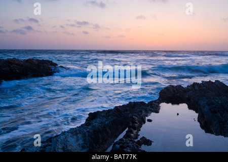 Sonnenuntergang entlang der zerklüfteten Küste der Montana de Oro State Park Stockfoto