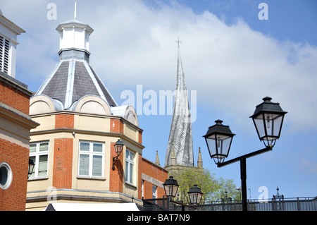 Crooked Spire und lokale Architektur, Chesterfield, Derbyshire, England, Vereinigtes Königreich Stockfoto