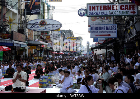 Menschen an der Khao San Road geben Speisen angeboten, ein buddhistischer Mönch in Thailand Neujahrsfest, Bangkok, Thailand Stockfoto