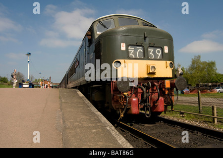 Diesel Locomotive Zug Ankunft am Bahnhof Quorn Leicestershire an der Great Central Line. Stockfoto