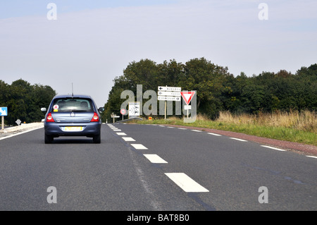 Geschwindigkeit-Detektor-Warnung auf einer französischen Straße mit 90 km/h-Grenze Stockfoto