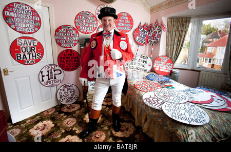 Das traditionelle Symbol des englischen Patriotismus John Bull richtiger Name Ray Eagan in seinem Haus in Birmingham England UK Stockfoto