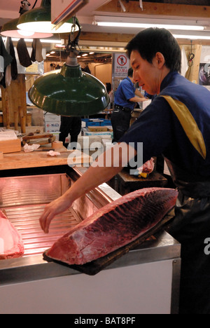 Arbeiter auf dem Tsukiji-Fischmarkt Tokyo Japan bereiten Thunfisch Stockfoto