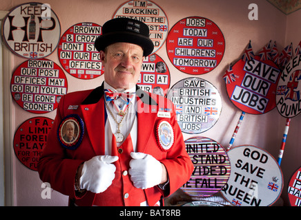 Das traditionelle Symbol des englischen Patriotismus John Bull richtiger Name Ray Eagan in seinem Haus in Birmingham England UK Stockfoto