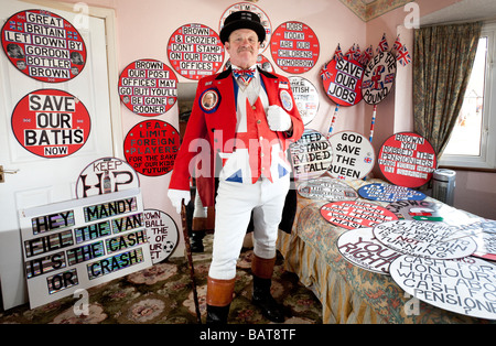 Das traditionelle Symbol des englischen Patriotismus John Bull richtiger Name Ray Eagan in seinem Haus in Birmingham England UK Stockfoto
