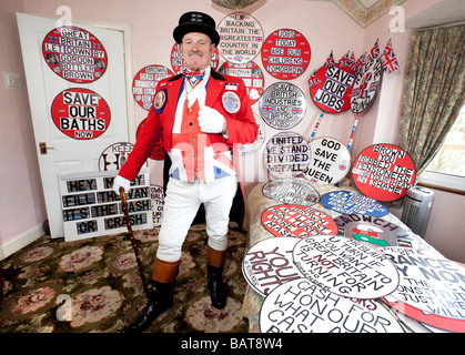 Das traditionelle Symbol des englischen Patriotismus John Bull richtiger Name Ray Eagan in seinem Haus in Birmingham England UK Stockfoto