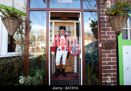 Das traditionelle Symbol des englischen Patriotismus John Bull richtiger Name Ray Eagan in seinem Haus in Birmingham England UK Stockfoto