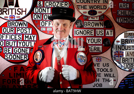 Das traditionelle Symbol des englischen Patriotismus John Bull richtiger Name Ray Eagan in seinem Haus in Birmingham England UK Stockfoto