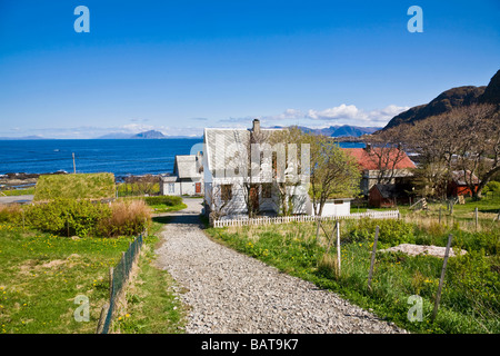 Blick über Schläuche und Dorf an der Küste Stockfoto