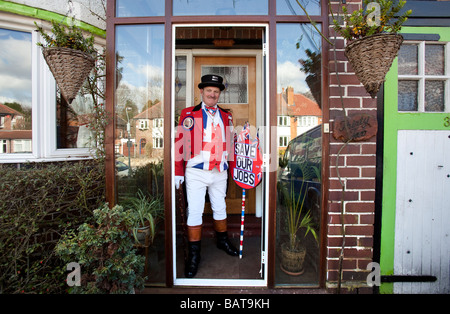 Das traditionelle Symbol des englischen Patriotismus John Bull richtiger Name Ray Eagan in seinem Haus in Birmingham England UK Stockfoto