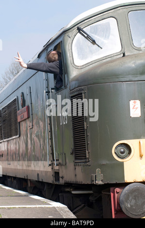 Diesel Locomotive Zug Ankunft in Quorn & Woodhouse Bahnhof in Leicestershire auf der Great Central Railway. Stockfoto