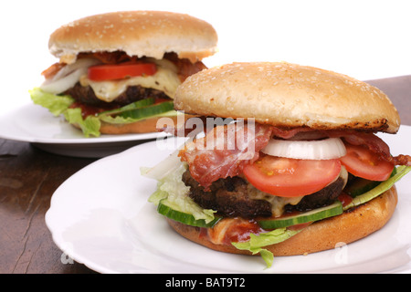 Zwei leckere Hamburger mit Salat und Speck Stockfoto