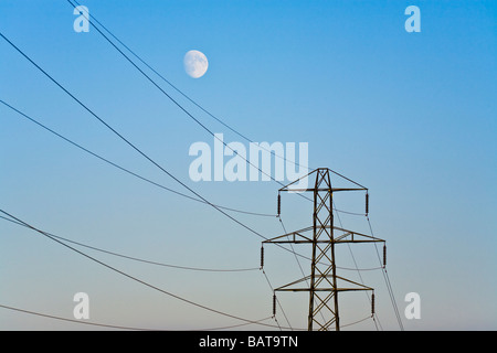 Der Mondaufgang über einen Pylon in Gloucestershire Stockfoto