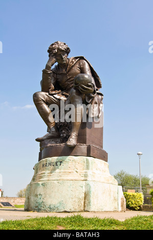 Vertikale Nahaufnahme einer Statue von Hamlet, einem Abschnitt der Gower-Denkmal in Erinnerung an William Shakespeare in Bancroft Gardens. Stockfoto