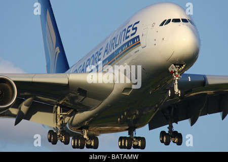 Airbus A380 von Singapore Airlines Landung auf London Heathrow Stockfoto