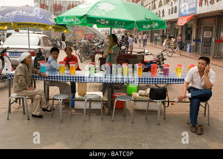 LISHI, CHINA - JUNI 2006: Ein Stand für alkoholfreie Getränke neben dem zentralen Platz von Lishi. Lishi liegt in der Provinz Shanxi, einer der am stärksten verschmutzten Provinzen Chinas. Stockfoto