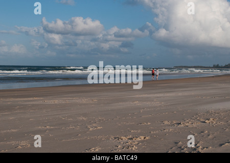 Zwei Frauen gehen auf Tweed Heads beach New South Wales Australien Stockfoto