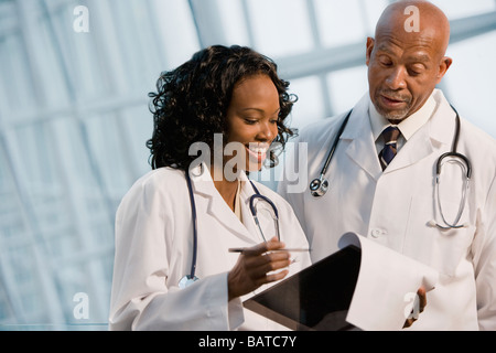 Afrikanische Ärzte medizinische Diagramm überprüfen Stockfoto