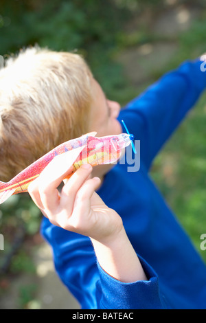 Jungen spielen mit einem Spielzeug-Flugzeug. Er ist sechs Jahre alt. Stockfoto