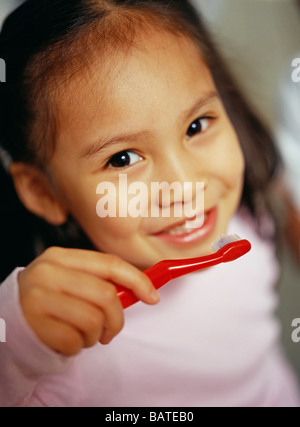 Zähneputzen. Mädchen im Alter von 5 Jahre putzen ihre Zähne um Zahnfäule (Karies) zu verhindern. Stockfoto