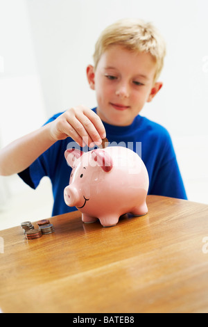 Kind mit Kleingeld. Junge, Geld von einem frühen Alter zu sparen. Er ist Sixyears alt. Stockfoto