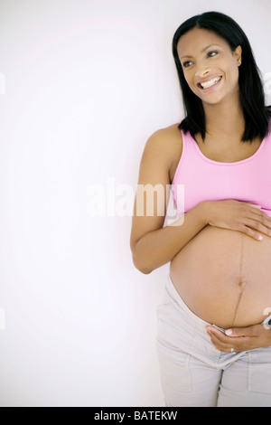 Schwangere Frau mit geschwollenen Unterleib. Sie ist auf volle Amtszeit. Stockfoto