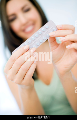 Empfängnisverhütende Pillen in einer Frauenhand. Stockfoto