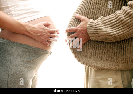 Schwangerschaft-Empathie. Mann gegenüber seine schwangere Partnerin. Stockfoto