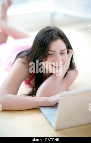 Laptop-Nutzung. Frau ist auf einem Laptop tippen. Stockfoto