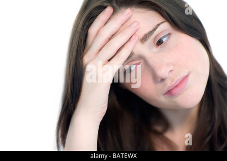 Stress. Betonte Frau in ihren Zwanzigern, die ihren Kopf in ihren Händen hält. Stockfoto