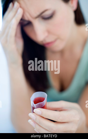 Husten Sie Medizin. Frau unter einer gemessenen Dosis von Hustensaft. Stockfoto