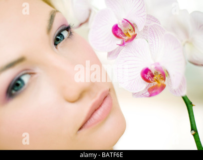 Frau, riechen die Duft Oforchid Blumen. Stockfoto