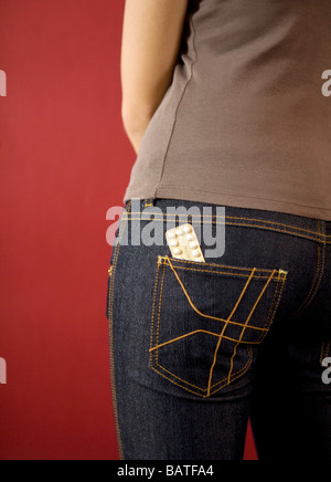 junge Frau mit Antibabypillen im backpocket Stockfoto