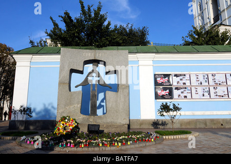 Ein Denkmal zur Erinnerung an die Geschichte der großen Hungersnot (Holodomor) an einem Denkmal in der Nähe von Kloster St. Michael in Kiew Stockfoto