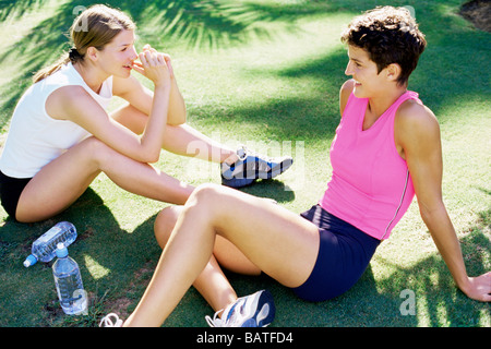 Freundschaft. Zwei Frauen auf der Wiese entspannen. Stockfoto
