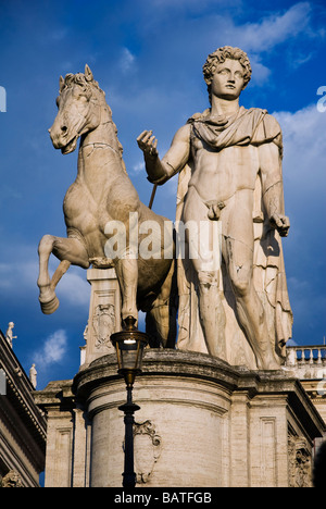 Pferdesport Marmorstatue der Dioskuren Castor und Pollux in der Campidoglio-Platz in Rom Stockfoto