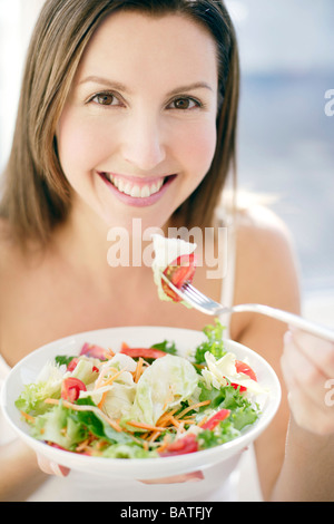 Gesunde Ernährung. Frau grünen Salat essen. Stockfoto