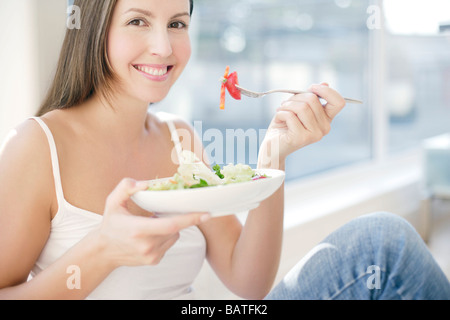 Gesunde Ernährung. Frau grünen Salat essen. Stockfoto