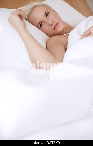 Frau im Bett. Stockfoto
